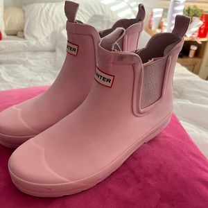 Pink Hunter Chelsea boots. Girls size 4.